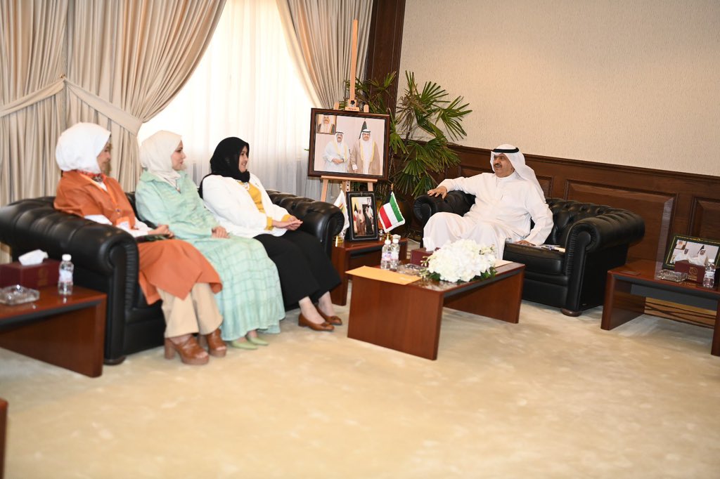 ktpd7604's tweet photo. قام فريق أصدقاء المعاقين 
بزيارة معالي محافظ حولي علي سالم الأصفر 
وقد ترأس الفريق الشيخة سهيلة الصباح
د.عنود الطيار ،مها الحمدان، وائل الحويدر 
تم من خلال الاجتماع رفع التوصيات إلى معالي المحافظ وثمن معالي المحافظ الدور البارز الذي يقوم به الفريق في دعم وتعزيز حقوق ذوي الإعاقة https://t.co/C8WXh5FcNL
