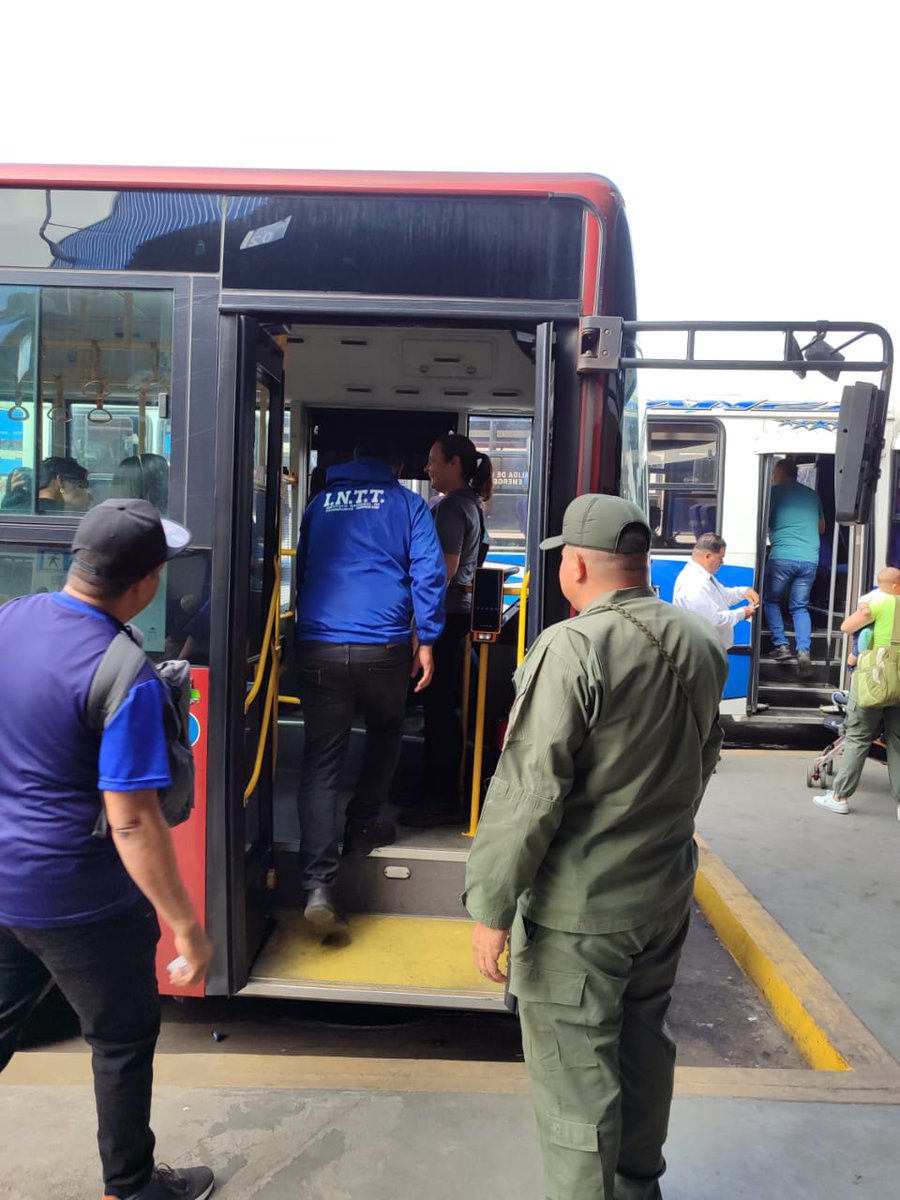 GerenteTTINTT's tweet photo. #MovilidadSegura | Funcionarios de la Gerencia de Transporte Terrestre #INTT, revisan la higiene y confort de las unidades de transporte público en el terminal Central de Maracay. Edo Aragua.
#PatriaSoberanaYPlena https://t.co/G1Q7QTpSMD