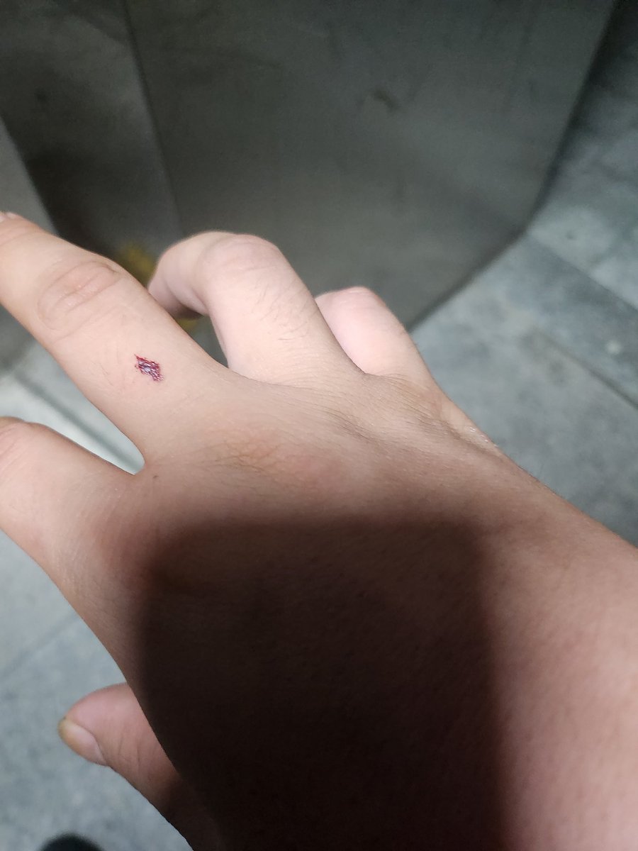 기분좋게 한잔 먹고 집가는길..영등포 고가밑에서 노숙자가 술병을 던져버리네..세상살이 별일이 다잇네..ㅋㅋ 재밋는 경험이엇음..