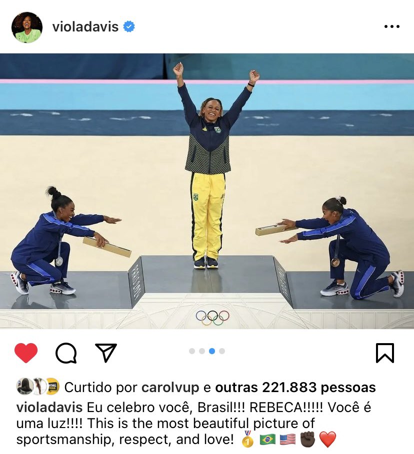 fefewhitee's tweet photo. todo dia viola davis mostrando que é a maior fã da rebeca https://t.co/7ai2y1rU0G