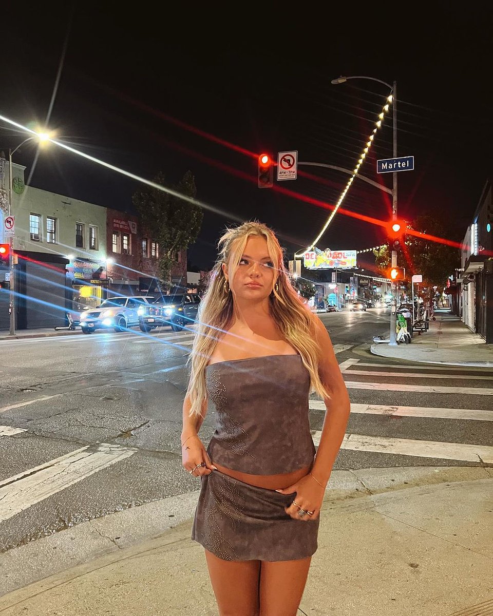 PressleyHosbach's tweet photo. i wish i could take it 🔙 take it back this friday!! pre save link here <33 https://t.co/aJnQNlnnHx https://t.co/u1hoNTEtFo