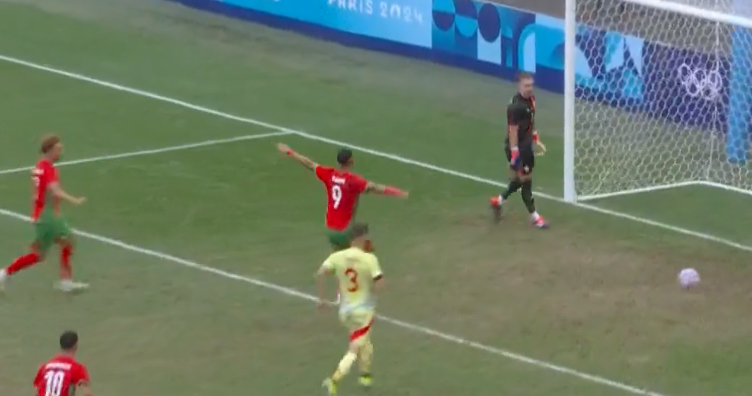 FUERZITAS1's tweet photo. @LordbzB Intenta desconcentrar al portero rival antes de un penalti. Un poco guarro pero es futbol.

Esto ya es otra cosa: https://t.co/tDqusUhxZu