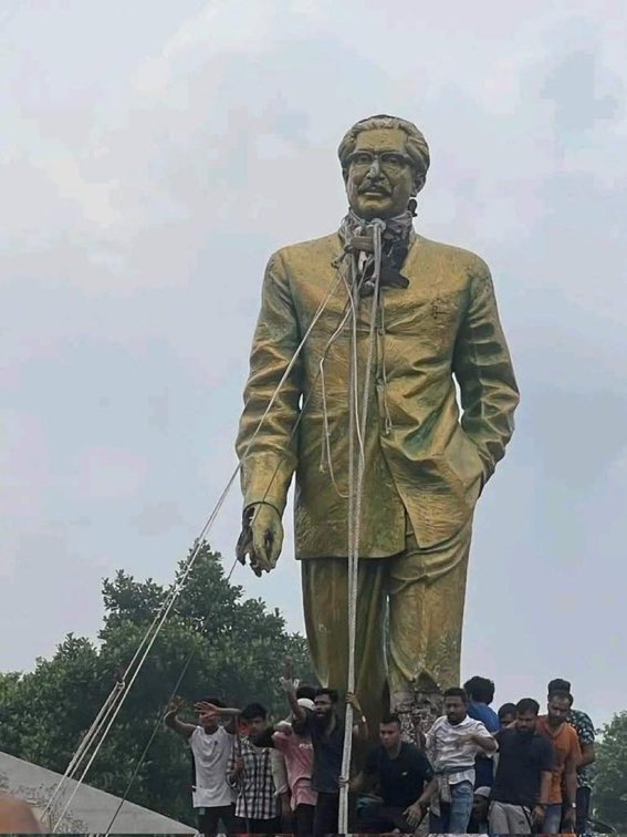 mechula_'s tweet photo. Bangladeş’deki hadiseler, herşey nerede “rutin” olarak devam ederken, “kayırmacılığın yeniden getirilmesi” sebebiyle başladı.
Yüzlerce insan öldü, binlercesi yaralandı. Ama nihayetinde Halk/Avami Partisi yenildi.
Beklenmedik bir şeydi herhalde.
Öyle olur zaten. PUTLAR YIKILIR https://t.co/SLOuvWpAZe