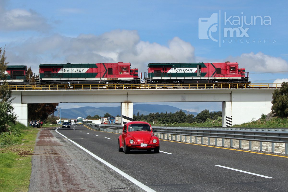 kajunamx's tweet photo. #Tren de #Ferrosur Automotriz Veracruz-Puebla llegando a Jesús de Nazareno, Pue, al mando de las locomotoras GE #Super7-R #FSRR-14098 y 14096 junto con la 9133, pasando sobre la autopista #Puebla-#Córdoba. https://t.co/cWzxxdaHR9