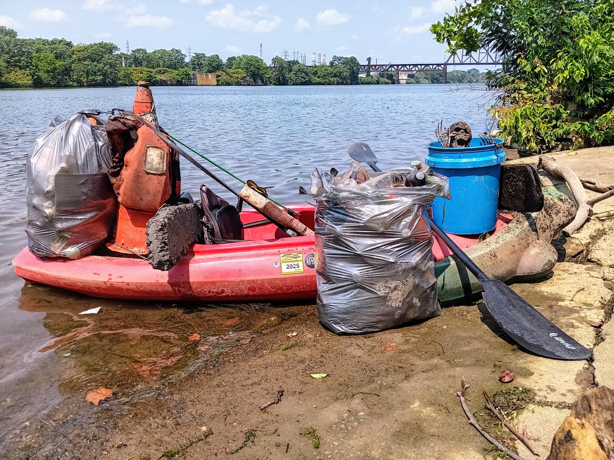 TommyPicsUpTrash tweet media