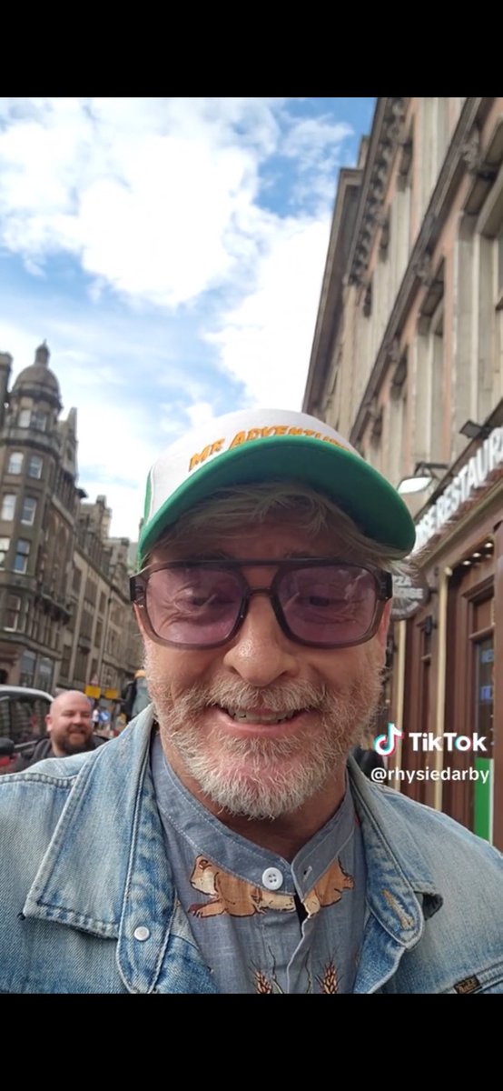 OFMDLatino's tweet photo. #RhysDarby y los #CryptidFactor andan en Londres, aquí les dejamos otro video subtitulado en español 💖
Buen lunes crew 🏴☠️ https://t.co/auKCD46Scq