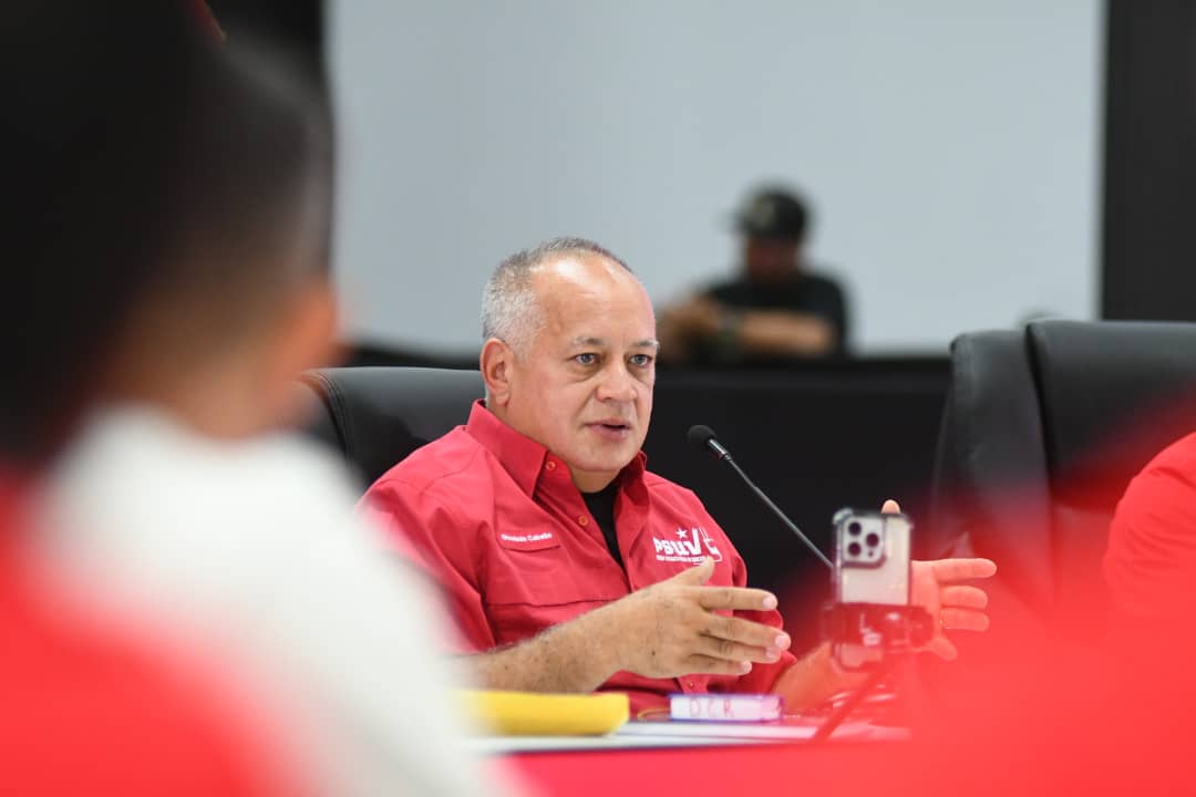 PartidoPSUV's tweet photo. "Venezuela decidió ser libre, no le vamos a permitir injerencismo a nadie. Aquí va a haber justicia de verdad y no va a haber perdón. El PSUV apoya las decisiones que tome el presidente @NicolasMaduro", Diosdado Cabello.

@dcabellor
#PatriaSoberanaYPlena https://t.co/LFyqnb34EQ
