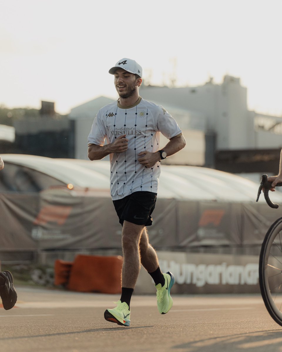 AlpineF1Team's tweet photo. Golden hour 🌇
The jersey 👕
Pierre casually doing his track run 🏃
Life is good 🥰 https://t.co/EMyeGbqIAX