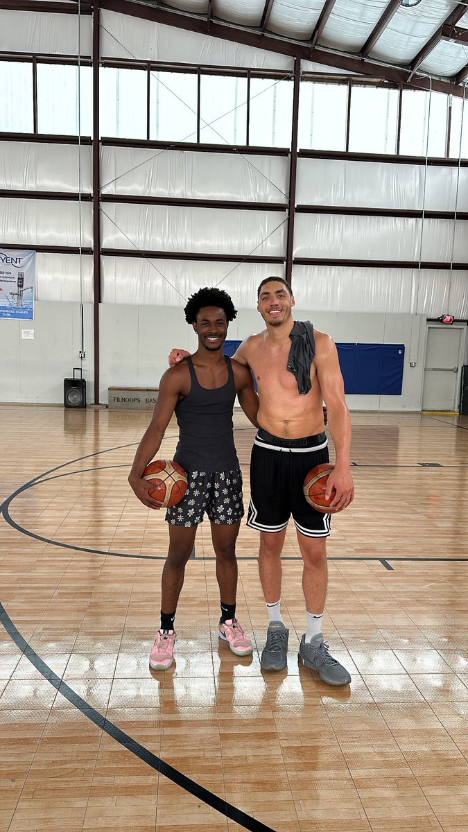 After his workout this morning, my guy <a href="/nogood_kj/">Kendarius “KJ” Johnson</a> helped me with training <a href="/ReidTravis8/">Reid Travis</a> as he prepares to go back to Japan on Wednesday !

#FAMpros
#FAMilyTies