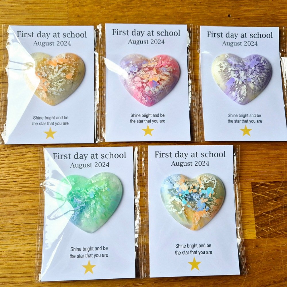 Brand new pocket heart hugs for back to school gifts! Made with resin in a choice of colours 🩷💚💜💛💙
Available over at #britishcrafthouse <a href="/BritishCrafting/">BritishCraftHouse</a> 
thebritishcrafthouse.co.uk/shop/handmadeb…
#BackToSchool2024 #backtoschool #schoolgift #smallgifts #pockethugs