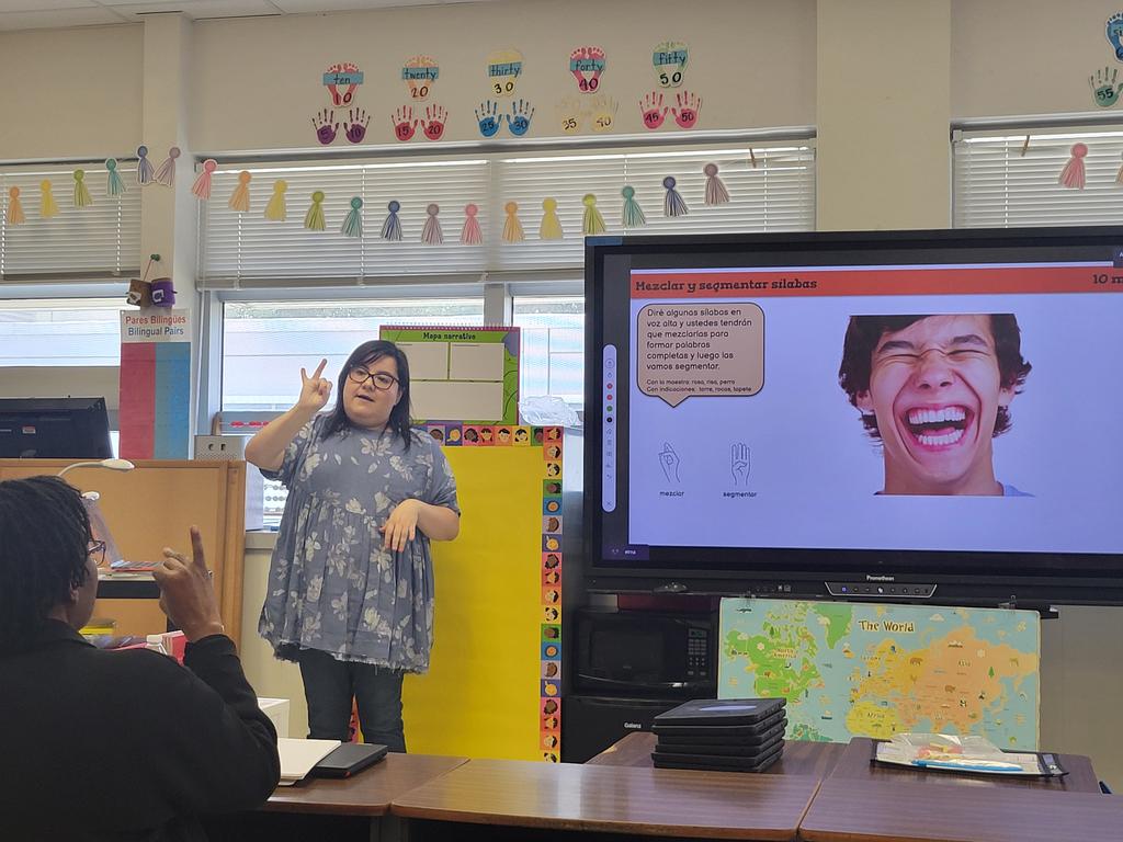 ProfeHernandez2's tweet image. Our Kinder and first grade teachers diving into an interactive Amplify PD! @GWTruett @Padilla_AA @APSavRyan @JackieMarieRod @#gamechangers