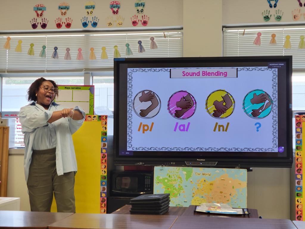 ProfeHernandez2's tweet image. Our Kinder and first grade teachers diving into an interactive Amplify PD! @GWTruett @Padilla_AA @APSavRyan @JackieMarieRod @#gamechangers