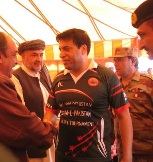 Markho0r's tweet photo. چیخیں تو تب نکلیں گی جب فخر پاکستان ندیم انجم کی چائے پیتے تصویر بنگلادیشی آرمی چیف کے ساتھ آئے گی #Bangladesch #ISPR https://t.co/cDhXlg7sF9