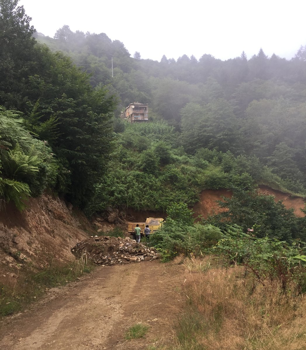 byfreemad's tweet photo. Trabzon'un Dernekpazarı İlçesi'nin Yenice Mahellesi'nde, Belediye iş makinaları ile açılan, 7 yıldır ulaşıma açık olan mezra yolu, Muhtar azası Ayşegül Kaya Hanımefendi eşliğinde bir kamyon harfiyat dökülerek kapatıldı.

@csbgovtr @TrabzonBelTr @Dr_MehmetAsik @KarayollariGM https://t.co/VBUKahh2Tb