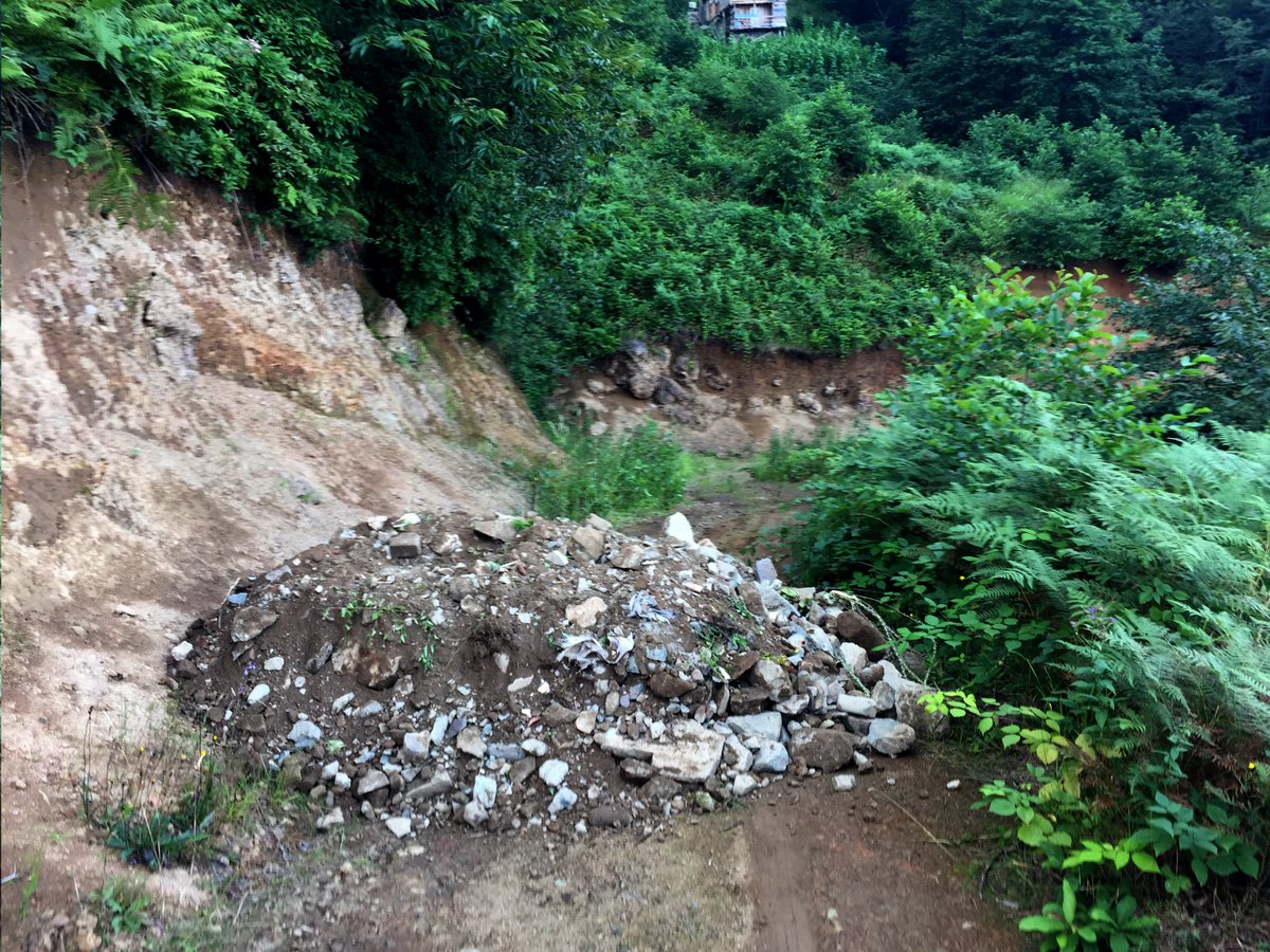 byfreemad's tweet photo. Trabzon'un Dernekpazarı İlçesi'nin Yenice Mahellesi'nde, Belediye iş makinaları ile açılan, 7 yıldır ulaşıma açık olan mezra yolu, Muhtar azası Ayşegül Kaya Hanımefendi eşliğinde bir kamyon harfiyat dökülerek kapatıldı.

@csbgovtr @TrabzonBelTr @Dr_MehmetAsik @KarayollariGM https://t.co/VBUKahh2Tb