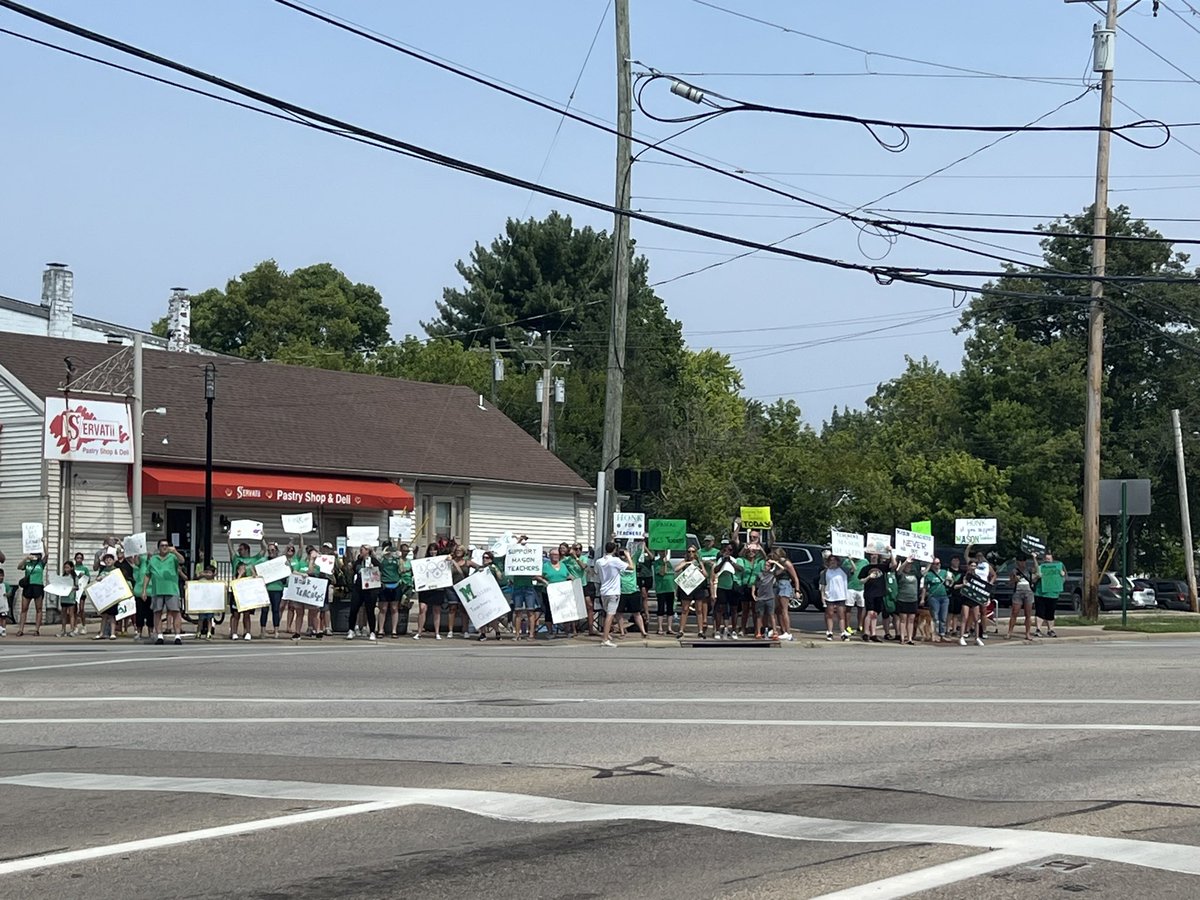 BillyGoldfeder's tweet photo. @MasonSchools BOARD MEMBERS. Time To Represent The Public Majority. Today's Walk &amp; Rally=Taxpayers Support For Mason Teachers=Taking Care of The Students. This is #CometCulture.
MEA, strong and united with the community. @OhioEA @OFTunion #masonohio #teachers https://t.co/ORGvwc6ZaQ