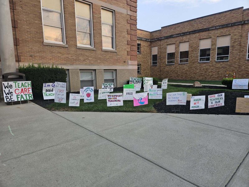 BillyGoldfeder's tweet photo. @MasonSchools BOARD MEMBERS. Time To Represent The Public Majority. Today's Walk &amp; Rally=Taxpayers Support For Mason Teachers=Taking Care of The Students. This is #CometCulture.
MEA, strong and united with the community. @OhioEA @OFTunion #masonohio #teachers https://t.co/ORGvwc6ZaQ