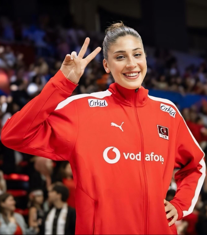 eskiden milli sporculara branş ve başarı farketmeksizin saygı vardı sevgi vardı. şimdi ise o takımdan bu takımdan denilerek milli sporculara zorbalık ve şiddet gösteriliyor. allah herhangi bir branştan herhangi bir milli sporcuya laf atıp kötülüğünü isteyenlerin belasını versin