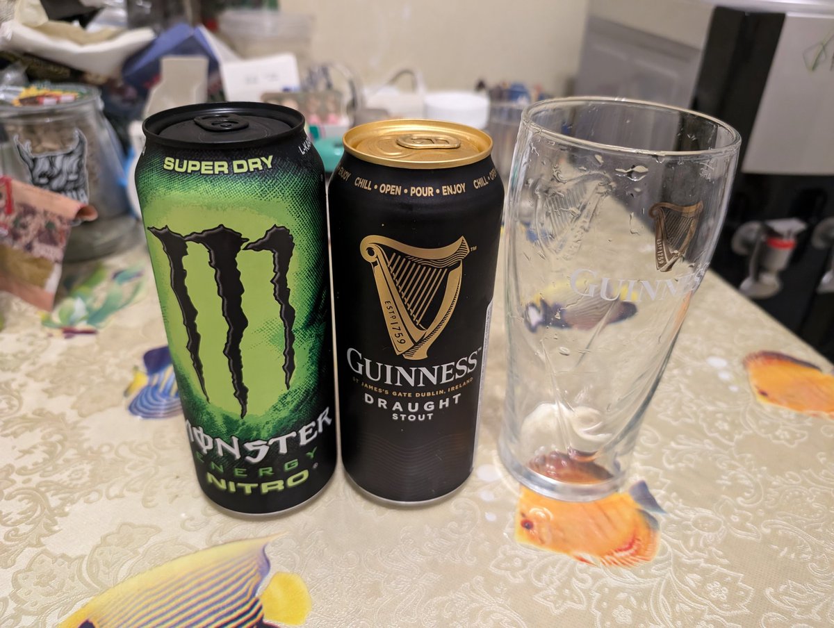 так, немношк всратости.
коктейль Билли Айриш.
монстер нитро (около 250-300р)
гинес (198 по акции, 229 без акции) 
смешать но не взбалтывать.
выглядит лучше чем по вкусу. любители найдутся, да и я в целом допью. рекомендую скорее тем кто любит всратые энергосы и не оч любит пиво.