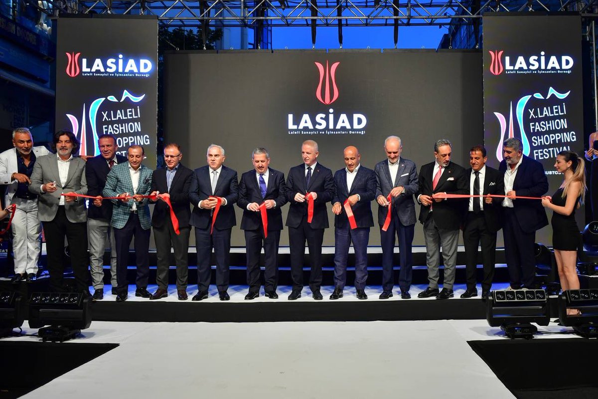 MErgun_Turan's tweet photo. "Laleli Modadır" sloganıyla 10. kez düzenlenen; Ticaret Bakan Yardımcımız Sn. Mahmut Gürcan ve İstanbul Valimiz Sn. Davut Gül'ün katılımı ile gerçekleşen Laleli Moda ve Alışveriş Festivali'nin açılış törenine iştirak ettik.

Başta LASİAD Başkanımız Giyasettin Eyyüpkoca olmak üzere emeği geçenlere teşekkür ederim.

Esnafımızın kazancı bol ve bereketli olsun.

@mahmutgurcan 
@gul_davut 
@csarili
@GiyasettinEYP