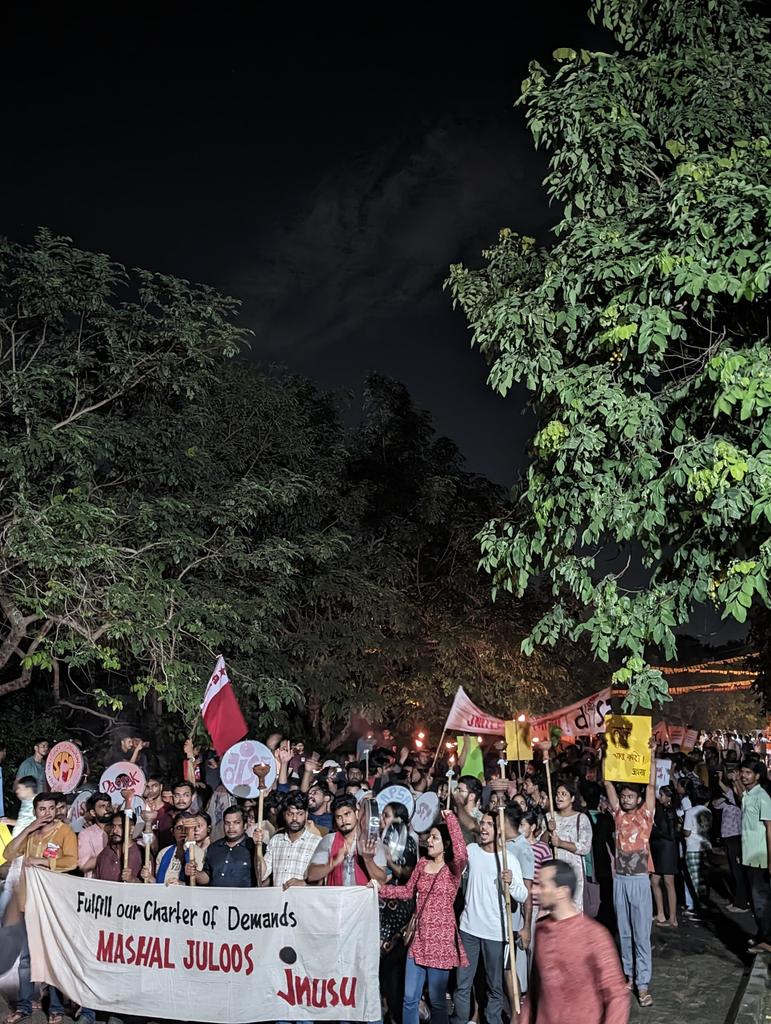 Avijit_786's tweet photo. Students joined in large no.s in Mashal Juloos by JNUSU on Aug 4. Students along with JNUSU will continue it's struggle until the admin bows down and our demands are met.
#StudentsUnityLongLive
#FightbackJNU
#JNUSU https://t.co/vT50iqt4AV