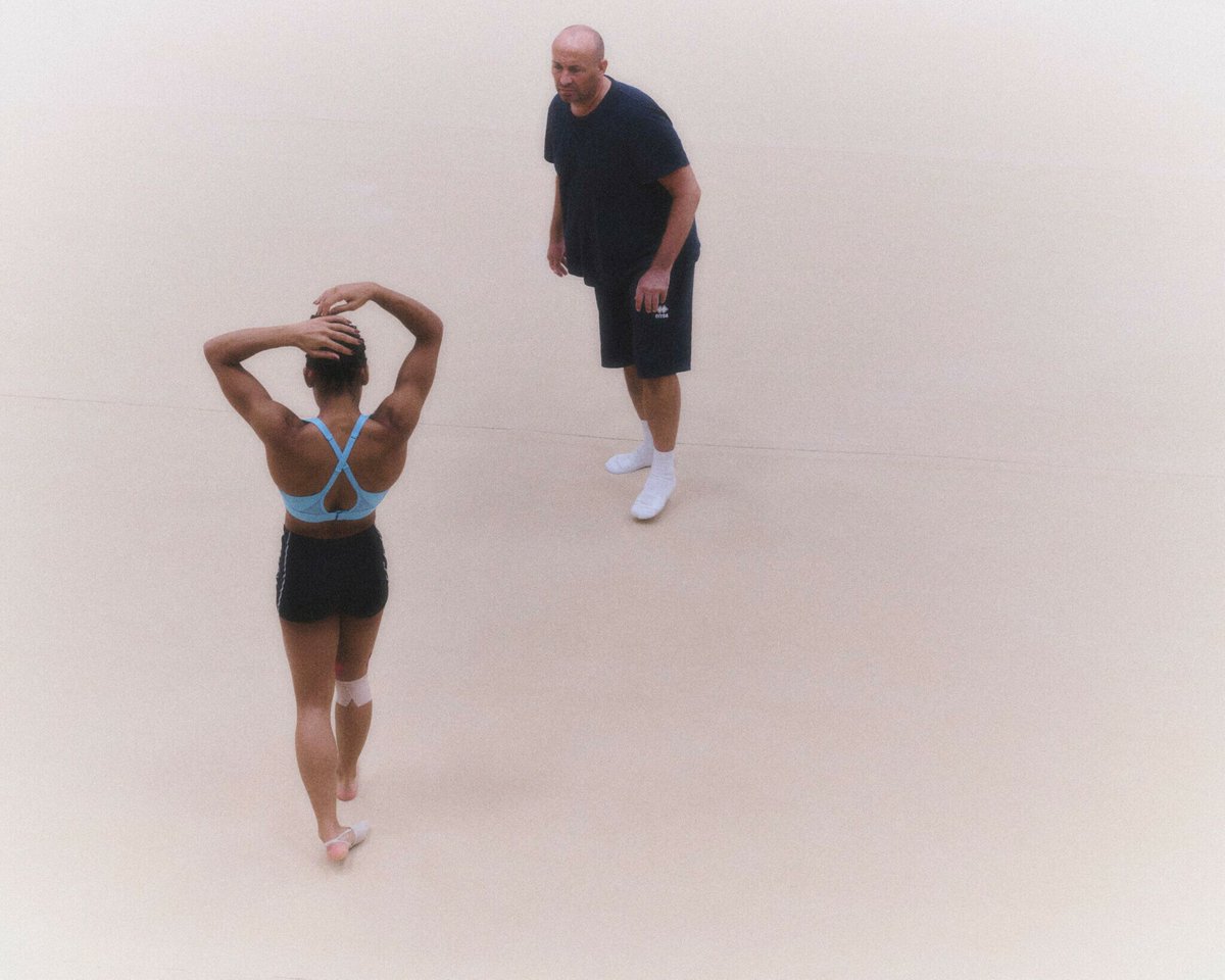 Simone Biles aime s’entourer de Français. Ses entraîneurs Cécile et Laurent Landi ne sont pas les seuls ambassadeurs bleu blanc rouge à travailler avec elle. Pour le sol, elle s’est appuyée sur le chorégraphe et ancien danseur Grégory Milan

➡️ l.leparisien.fr/SCfG