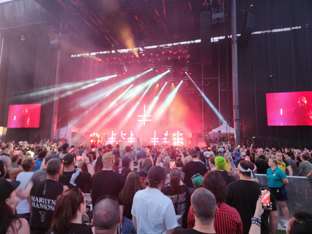 clownscoutneeds's tweet photo. It's had a couple days to sink in and now I have to say something about it. @marilynmanson is in such amazing shape and currently so *BAD*ASS*, That I got to watch him absolutely CRUSH my favorite song live in Hershey. #AngelWithTheScabbedWings . That was incredible. Thank You! https://t.co/m5ZdAa4oRJ