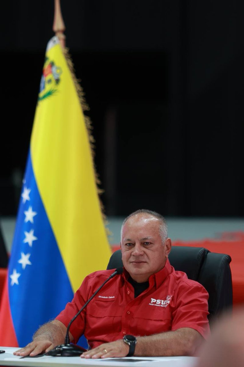 #EnFoto📷| "El Partido Socialista Unido de Venezuela, hoy más que nunca, apoya al Presidente <a href="/NicolasMaduro/">Nicolás Maduro</a> en las decisiones que está tomando al frente de la Revolución Bolivariana", afirmó el Primer Vicepresidente del PSUV, <a href="/dcabellor/">Diosdado Cabello R</a>.

#PatriaSoberanaYPlena