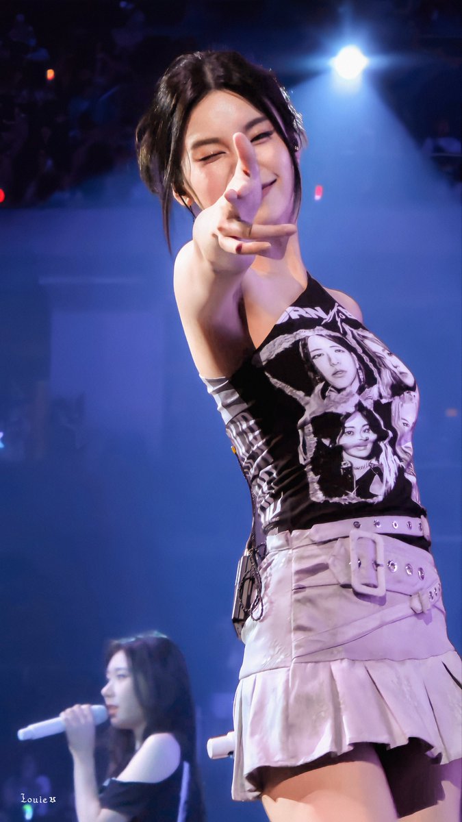 240803📷 - Manila
💯Kill Shot🎯

I originally didn’t plan to upload this, but Yeji just captured my heart again 🖤 with her finger-gun 👉🏻 gesture towards me during her live stream. 🥰

#ITZY #MIDZY #있지 #믿지
#YEJI #예지
#ITZY_BORNTOBE
#ITZY_IN_MANILA
#ITZY_2ND_WORLD_TOUR