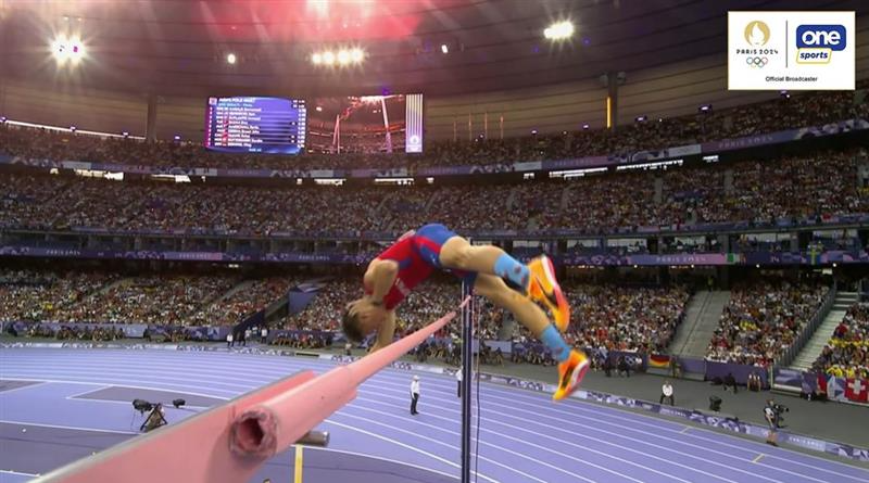 ABSCBNNews's tweet photo. In his first attempt at 5.90-m, EJ Obiena clears the bar! #Paris2024 #Olympics (📸: One Sports via @CignalTV / @OlympicPHI) https://t.co/nzbVGSvgwz