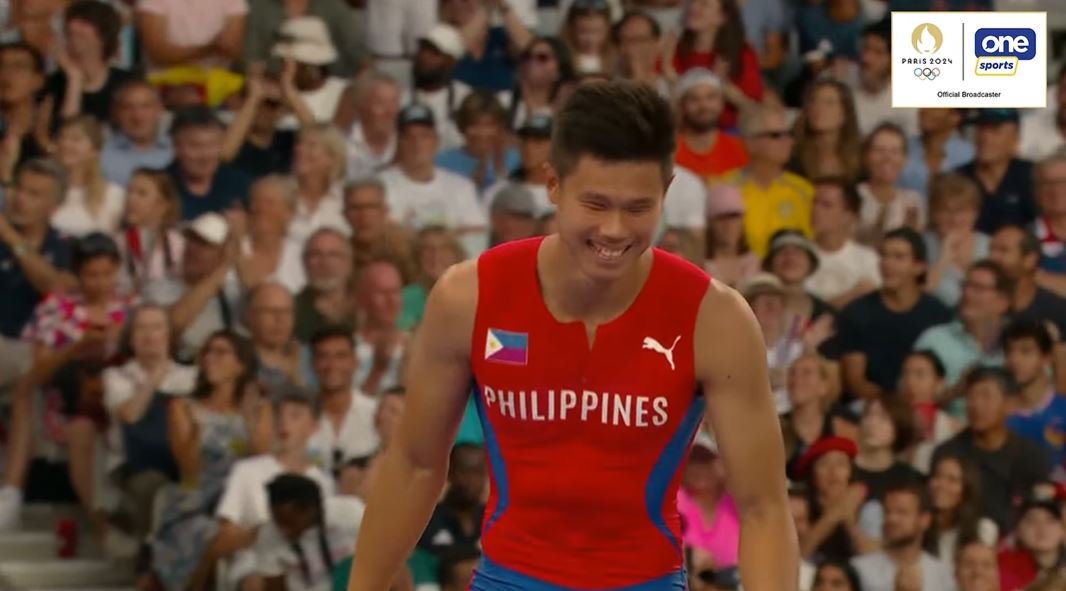 ABSCBNNews's tweet photo. In his first attempt at 5.90-m, EJ Obiena clears the bar! #Paris2024 #Olympics (📸: One Sports via @CignalTV / @OlympicPHI) https://t.co/nzbVGSvgwz