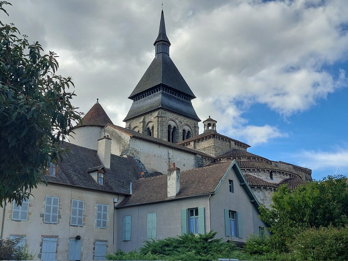 CoralieB_23's tweet photo. Ces gentils BRETONS ont été charmés par ce sublime paysage que nous offre Chambon-sur- Voueize 🌳 et son abbatiale 😊.
En #Creuse vacances #heureuses https://t.co/3kQXqS2Emw
