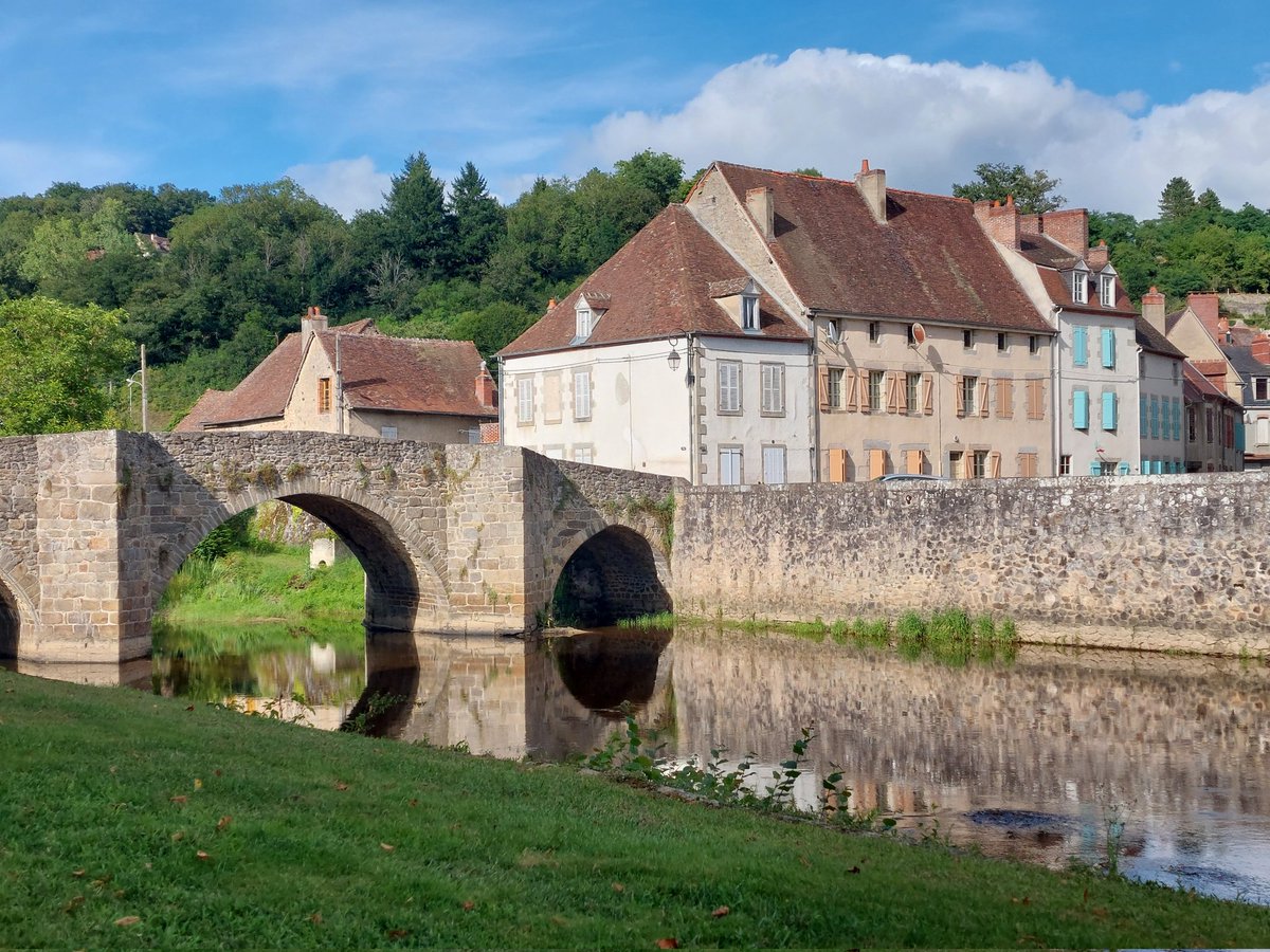 CoralieB_23's tweet photo. Ces gentils BRETONS ont été charmés par ce sublime paysage que nous offre Chambon-sur- Voueize 🌳 et son abbatiale 😊.
En #Creuse vacances #heureuses https://t.co/3kQXqS2Emw