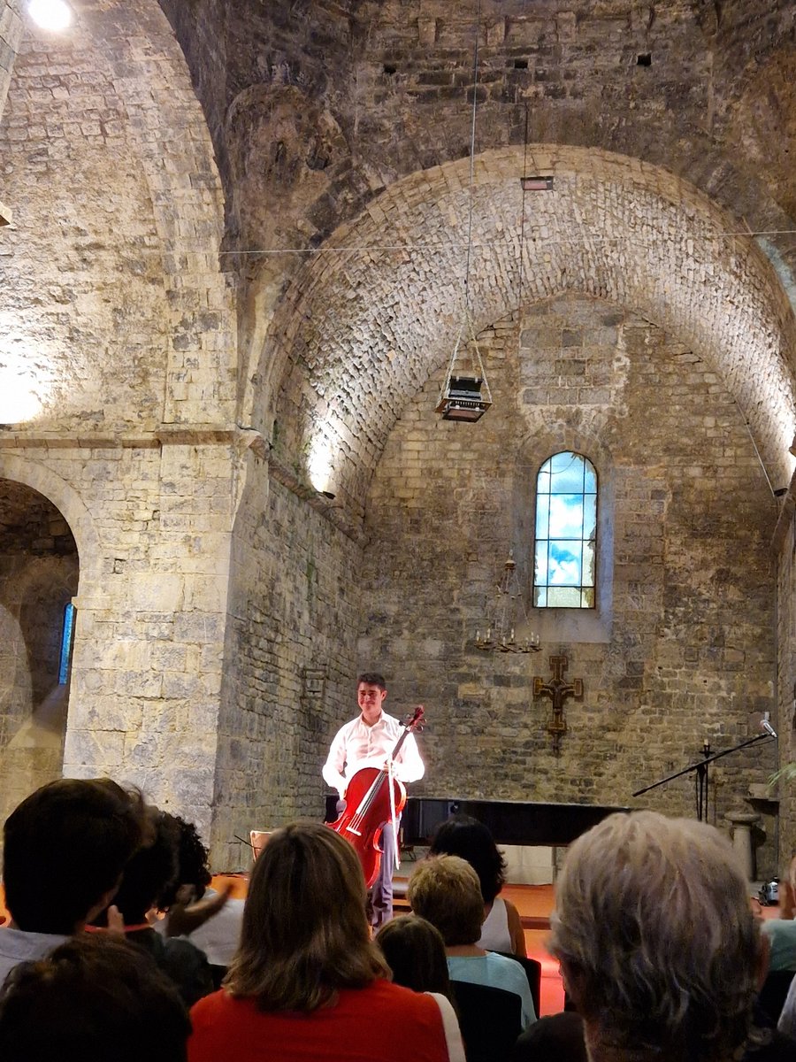 Recital de violoncel de Jaume Ferrer Moreno al Monestir de Sant Pere de Camprodon. Virtuosa interpretació de la Suite núm. 4 i de la transcripció de la Partita núm. 2 de #JSBach. <a href="/CPirineus/">Camerata dels Pirineus</a> <a href="/ajcamprodon/">Ajuntament Camprodon</a> #musicaCamprodon