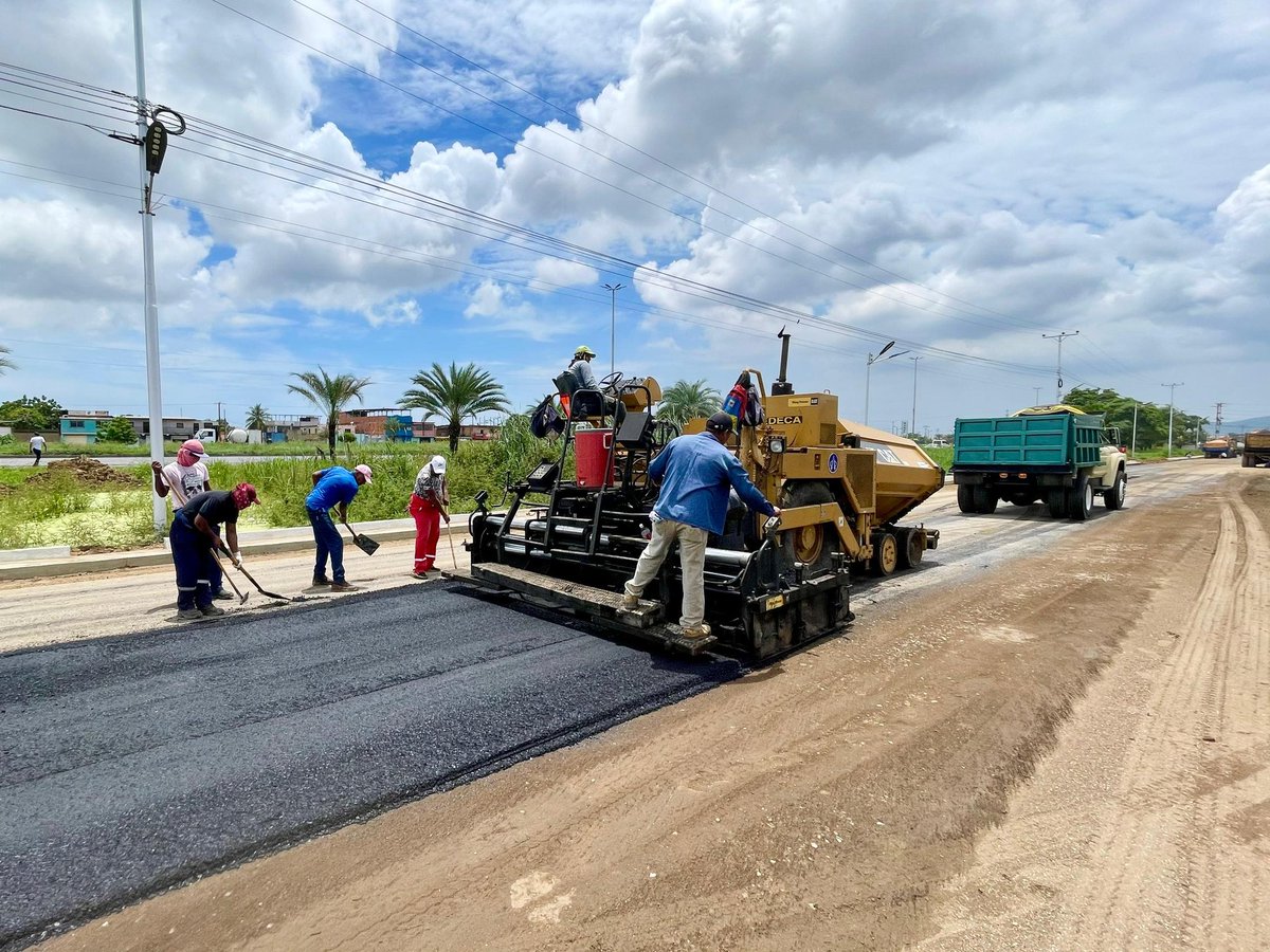 Este lunes #05AGO como parte del Plan de Recuperación Vial que adelanta el Gobierno Bolivariano del Presidente @nicolasmaduro iniciaron los trabajos de asfaltado en un nuevo tramo de la carretera de acceso hacia la comunidad de Mesones en la zona sur de Barcelona.