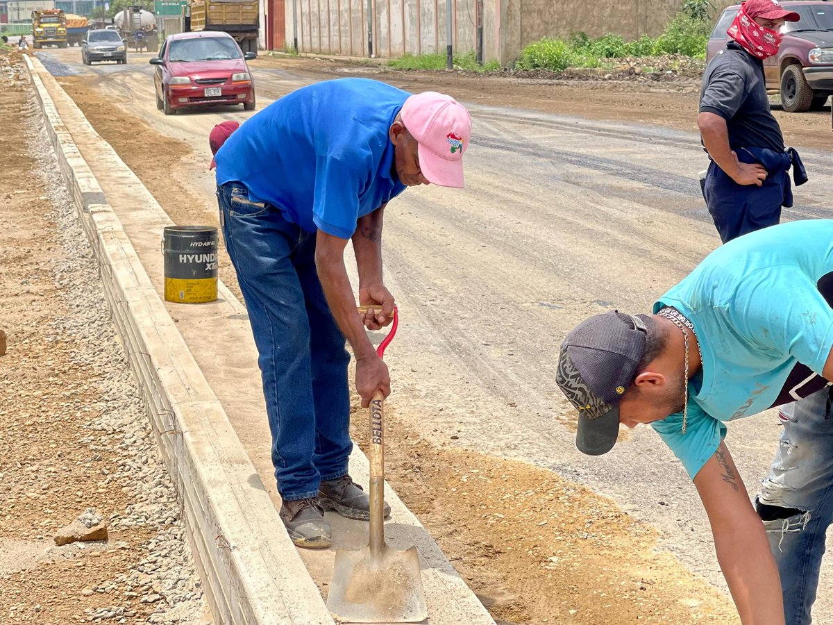 anzoateguigob's tweet photo. Este lunes #05AGO como parte del Plan de Recuperación Vial que adelanta el Gobierno Bolivariano del Presidente @nicolasmaduro iniciaron los trabajos de asfaltado en un nuevo tramo de la carretera de acceso hacia la comunidad de Mesones en la zona sur de Barcelona. https://t.co/zACfyzxg9f