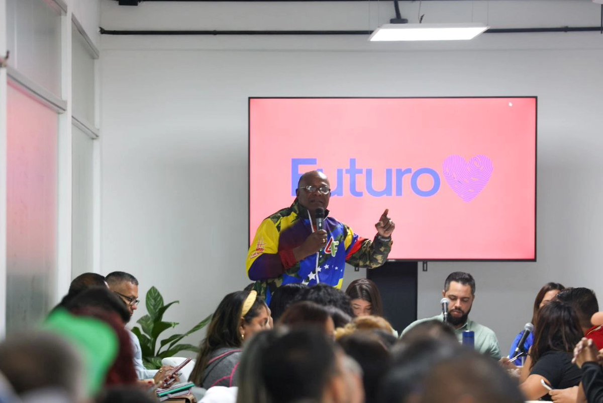 #05Ago | Reunión con los Movimientos Sociales y parte de los equipos estadales presentes en el debate sobre los resultados electorales y el éxito de #Futuro en estos 4 meses 🙌🏻

¡Por la paz y la soberanía de Venezuela seguimos avanzando!