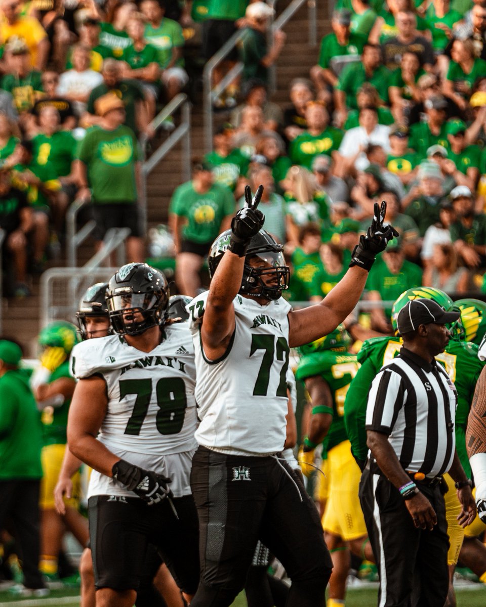 HawaiiFootball's tweet photo. AUS ➡️ HI

Luke Felix-Fualalo's unique journey from Down Under to the UH football program has led to him becoming a mainstay on the o-line. 

Q&amp;A ➡️ https://t.co/STK840JWgJ

#BRADDAHHOOD x #GoBows https://t.co/OXm3C7O1HK
