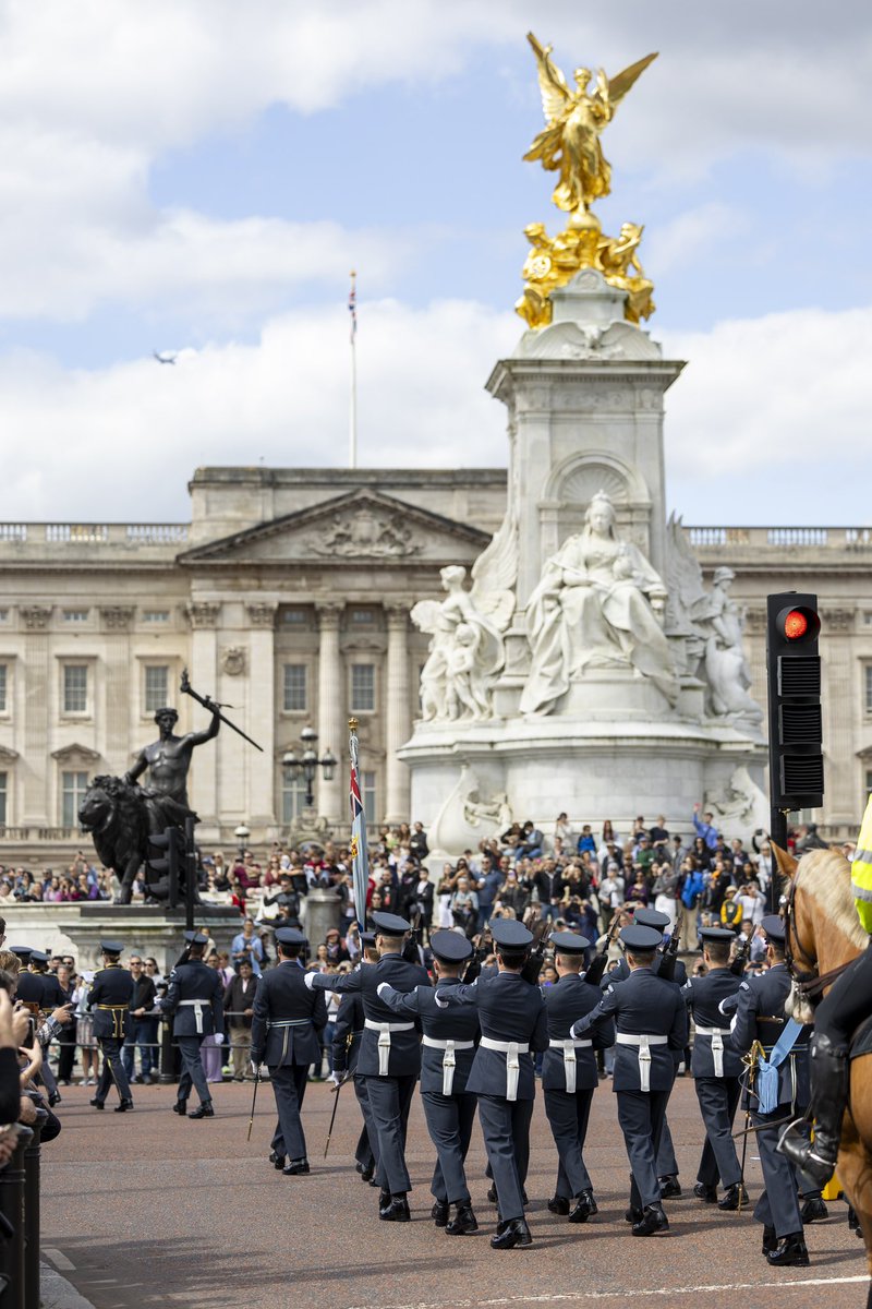 RAFMusic's tweet image. The Band of the #RoyalAirForce College recently marched the @kingscolour_sqn to #BuckinghamPalace during the #ChangingOfTheGuard 🥁 

#RAFMusic 🎺✈️🥁

#NoOrdinaryJob #RAF #NoOrdinaryGig