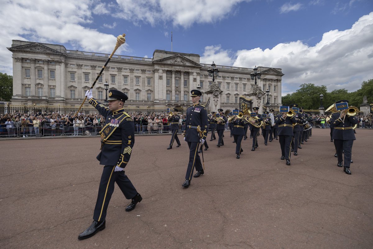 RAFMusic's tweet image. The Band of the #RoyalAirForce College recently marched the @kingscolour_sqn to #BuckinghamPalace during the #ChangingOfTheGuard 🥁 

#RAFMusic 🎺✈️🥁

#NoOrdinaryJob #RAF #NoOrdinaryGig