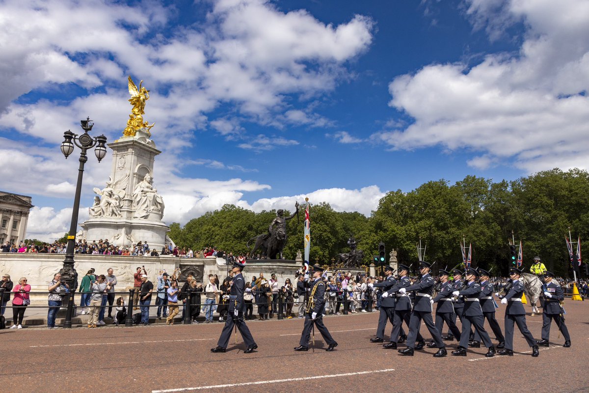 RAFMusic's tweet image. The Band of the #RoyalAirForce College recently marched the @kingscolour_sqn to #BuckinghamPalace during the #ChangingOfTheGuard 🥁 

#RAFMusic 🎺✈️🥁

#NoOrdinaryJob #RAF #NoOrdinaryGig