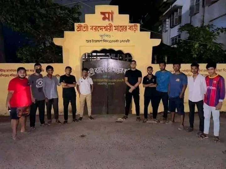 Sristyy77yyy's tweet photo. All the posts from politically influential Hindus on the cases of communal riot in Bangladesh post PM resignation today are false, exaggerated and straight propaganda. The students and mass are protecting the temples #UnityinBangladesh
#falsepropagandaagainstbangladesh https://t.co/ReNRmB0YdH