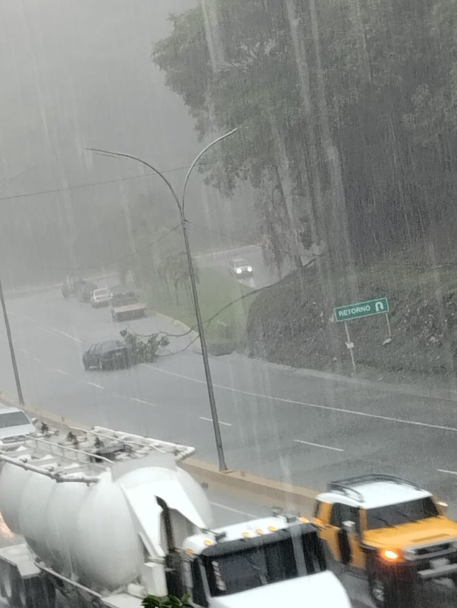 Atentos y pendientes: informan que hace minutos se cayó un Árbol y está causando situaciones de peligro en la vía, precaución a la altura del kilómetro 16 justo en la entrada del club Monte Claro rama de árbol caída y con fuerte lluvia
Kilómetro 16de la ARC sentido Maracay.