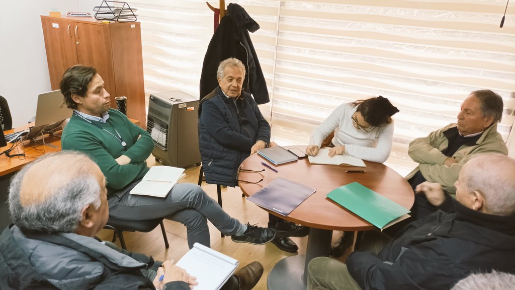 MTTMaule's tweet photo. #AgendaMTT En reunión protocolar, el @MTTMaule @guillermoceroni sostuvo un encuentro con dirigentes de la asociación #Fetram, a objeto de abordar diversas necesidades del ámbito gremial para fortalecer el transporte público de la #RegiónDelMaule https://t.co/xIT2onJTvG