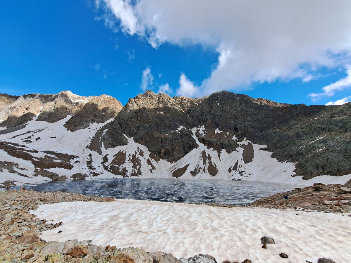 AlePetro1993's tweet photo. Thanks to @GigsItalia and @fabiola_caso for the great trip across the deep crust in Valpelline (Western Alps).
I used to work with low grade...but migmatites are always "hotter" 😔 https://t.co/S9qdAZAXZW