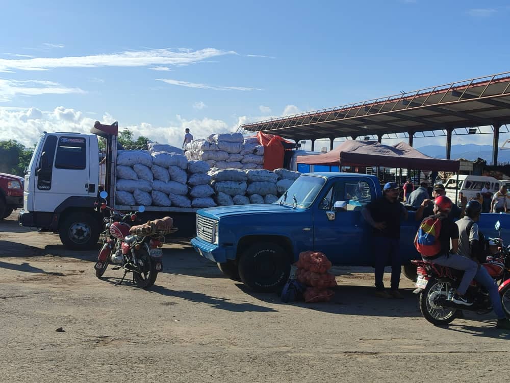 #Enterate 🚩| 💯🚛A fin de dar continuidad a la distribución de alimentos para el pueblo como lo ha orientado pdte <a href="/NicolasMaduro/">Nicolás Maduro</a> y alcalde <a href="/LuisJonasReyes/">Luis Jonás Reyes</a> instalaciones de #Mercabar siguen 100% operativas
<a href="/MinAlimenVen/">minalimentacion_ve</a>
#5Ago
#PatriaSoberanaYPlena
#NaguaraLuisJonas