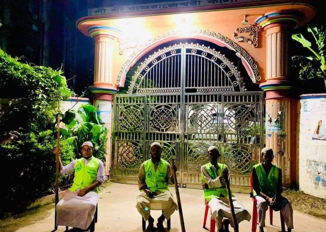 iamharunkhan's tweet photo. Bangladesh’s Muslim clerics are voluntarily guarding a Hindu temple in Cumilla after reports of attacks on Hindu communities and their places of worship prompted politicians and protest leaders to call for 'resisting' those committing violence.
#BangladeshViolence https://t.co/6byR1DDs8v
