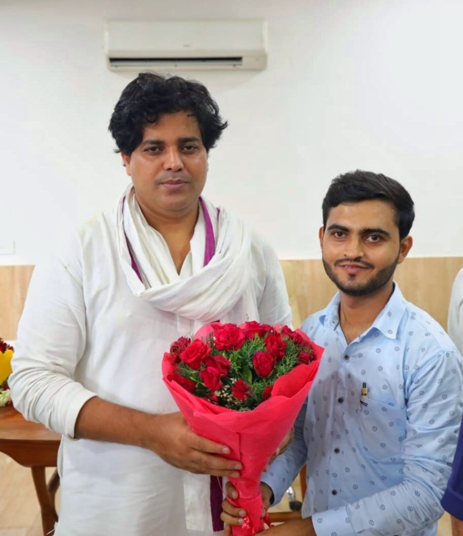 Hamza Sayyed (@imranshayar_fan) on Twitter photo सालगिरह की बहुत बहुत मुबारकबाद सांसद साहब💐🎂❤️
आपकी तब तक जहाँ में ज़िंदगी बाक़ी रहे,
जब तलक़ सूरज में उसकी रौशनी बाक़ी रहे,
आपके क़दमों तले आ जाये ये दुनिया तमाम,
मैं दुआ करती हूँ फ़िर भी सादगी बाक़ी रहे........
<a href="/ShayarImran/">Imran Pratapgarhi</a>
#HBDImranPratapgarhi सालगिरह की बहुत बहुत मुबारकबाद सांसद साहब💐🎂❤️
आपकी तब तक जहाँ में ज़िंदगी बाक़ी रहे,
जब तलक़ सूरज में उसकी रौशनी बाक़ी रहे,
आपके क़दमों तले आ जाये ये दुनिया तमाम,
मैं दुआ करती हूँ फ़िर भी सादगी बाक़ी रहे........
<a href="/ShayarImran/">Imran Pratapgarhi</a>
#HBDImranPratapgarhi