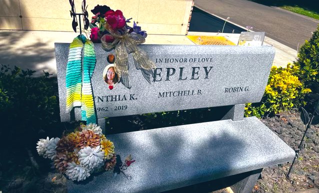 im sobbing: My mom was a big crocheter, so on her bench at East Lawn, my dad and I left one of her balls of yarn as a tribute. 

He just went back today after a few weeks to tend to the site, and someone had used the yarn to knit mom a scarf 😭💕😭💕💕