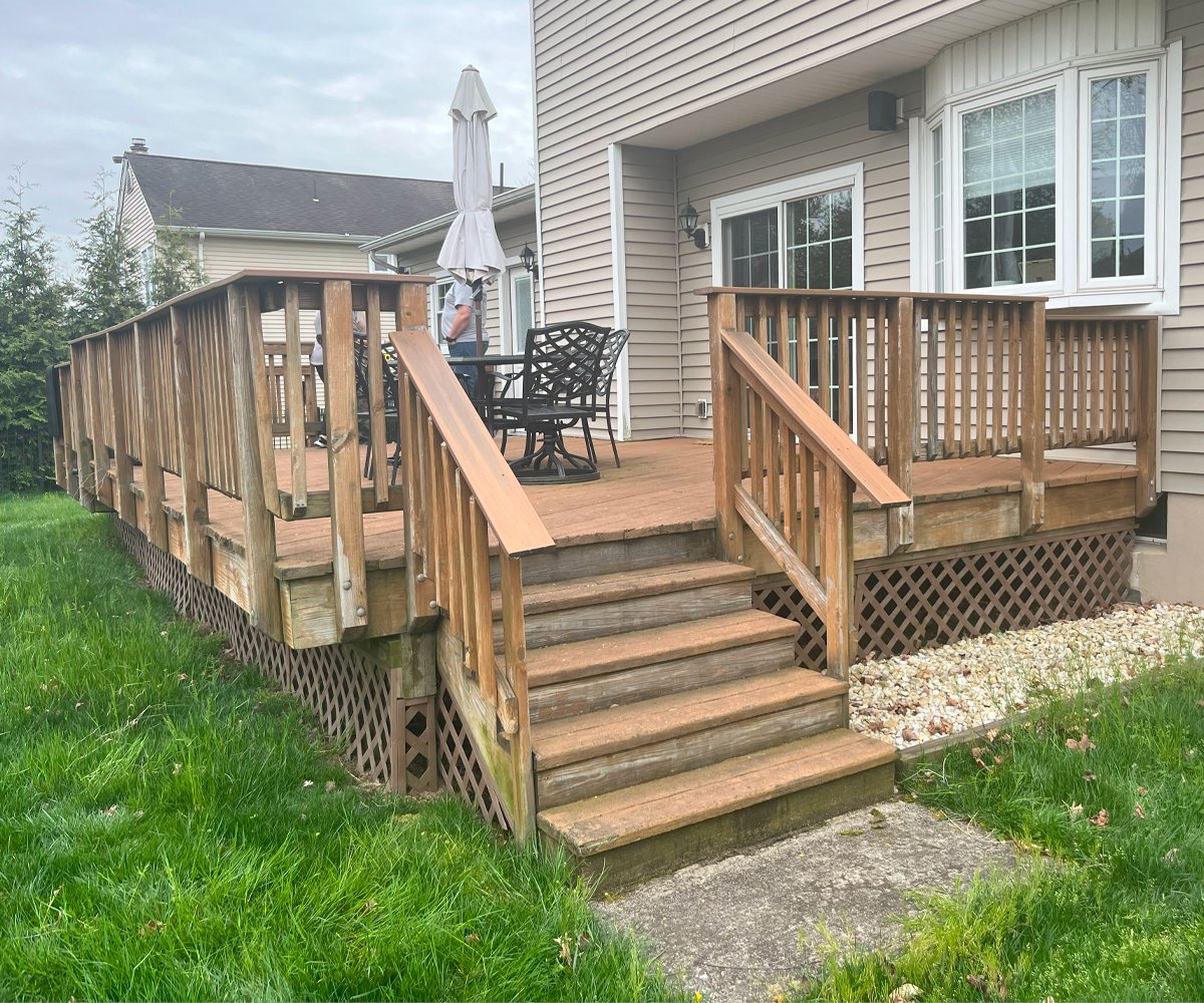 PhoenixPVC's tweet image. Out with the old and in with the new! From splintering wooden rails to durable, low maintenance #PVC #Rails with Black Round #Balusters. Loving this beautiful and functional transformation! 👍💯

(Builder: T Cebula Contracting LLC)